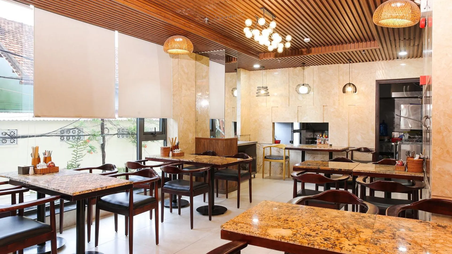 Azura Gold Hotel & Apartment نها ترانج فيتنام
